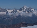 Szwajcarskie szczyty. Od Lewej 2 najwysze to Zinalrothorn (4221m) i Weisshorn (4506m)