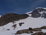  W drodze do gry.  Widok od schroniska Citta di Mantova (3470m). Wida wysze schronisko Gnifetti na skale na rodku zdjcia.